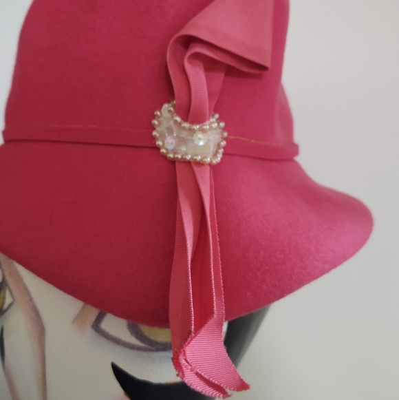 Vintage Felt 100%Wool 💞Fuchsia Hat with Pearl⚪Detail ~`• - Picture 10 of 11
